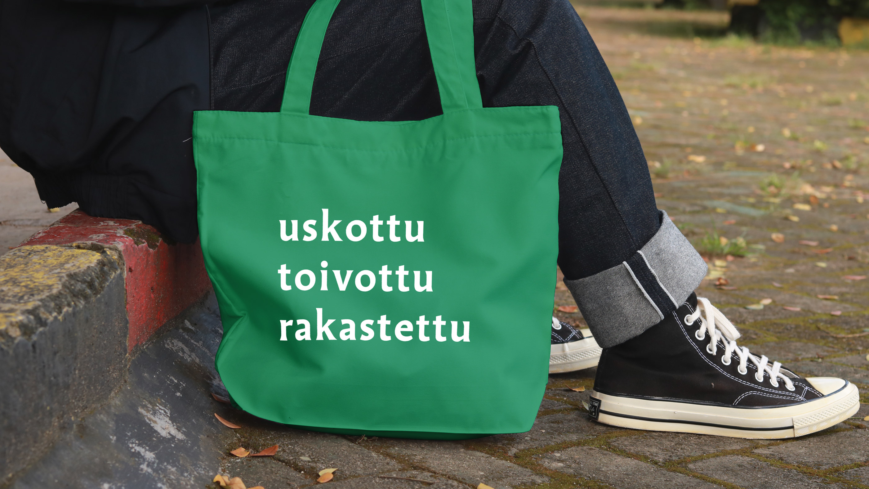 kangaskassi, jossa lukee uskottu, toivottu, rakastettu