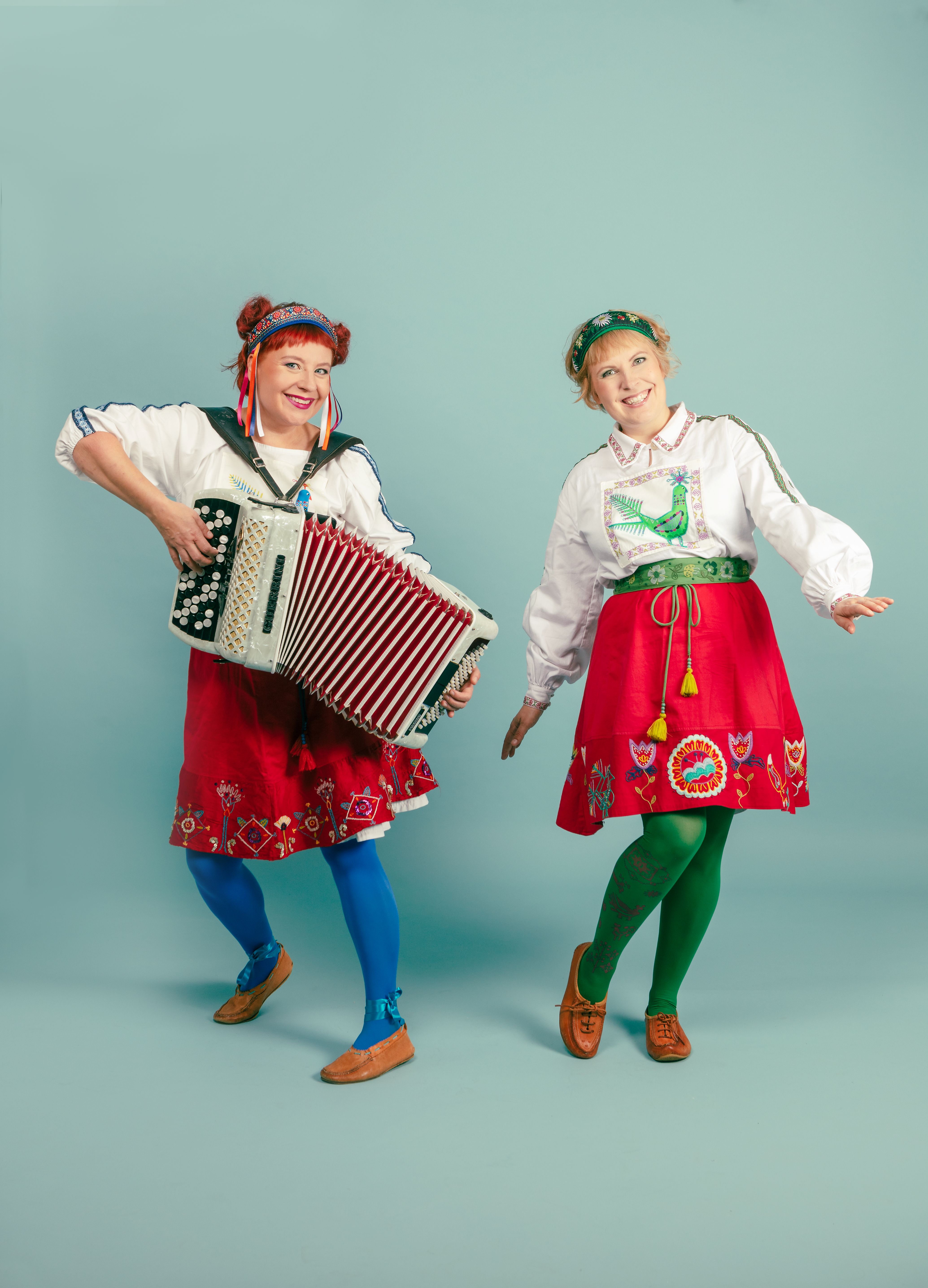 kuvassa Mimmit-yhtye, kaksi naista soittamassa haitareita