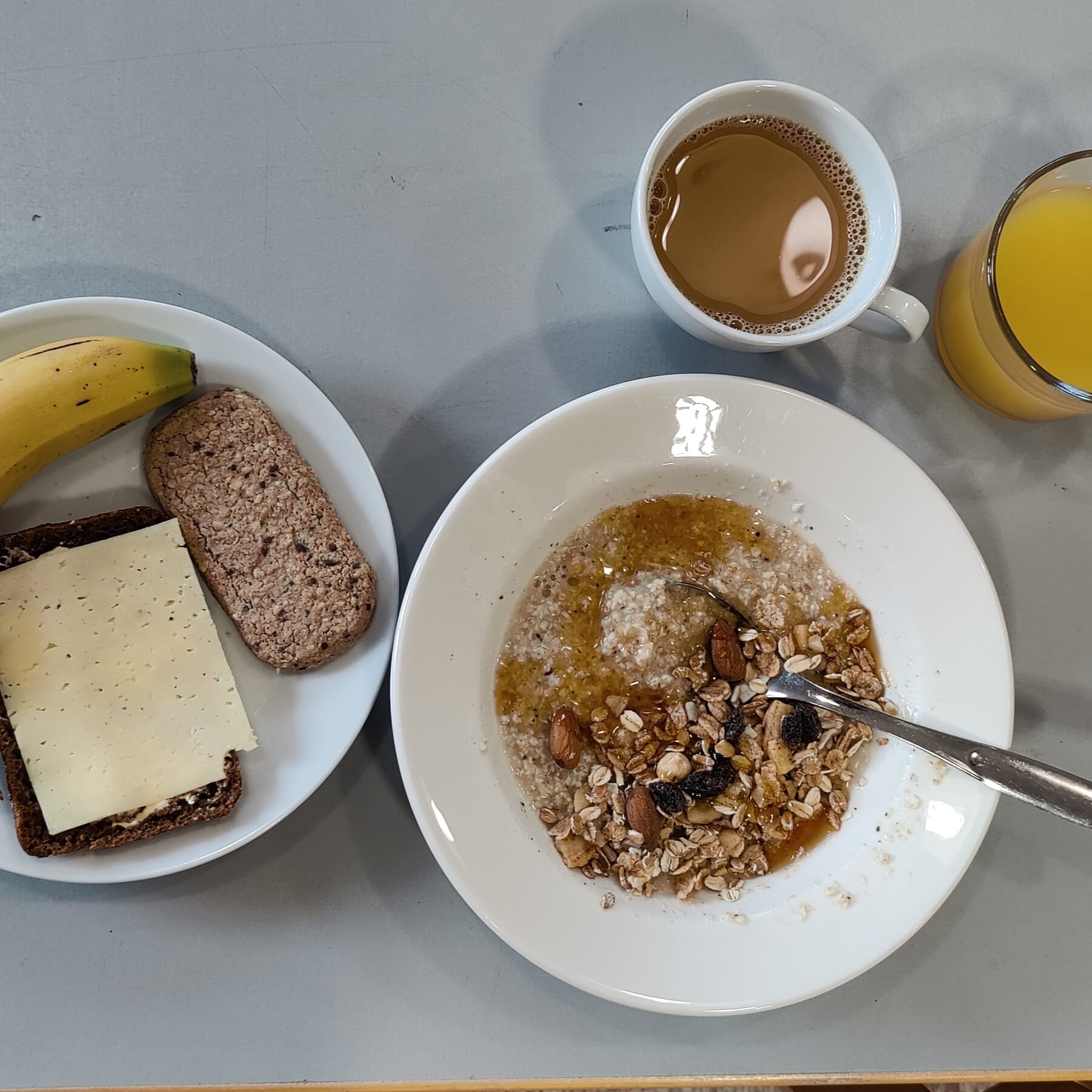 aamupala. puuroa, leipä, banaani ja välipalakeksi, kahvi ja tuoremehu.