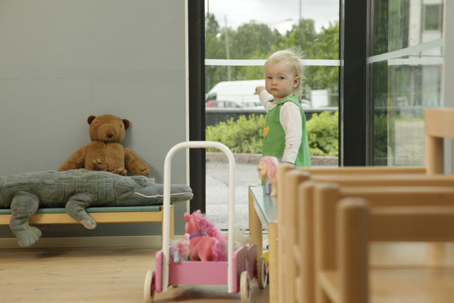 Perhekerho ja Nalle-kerho Kuvassa pieni tyttö ja nalle