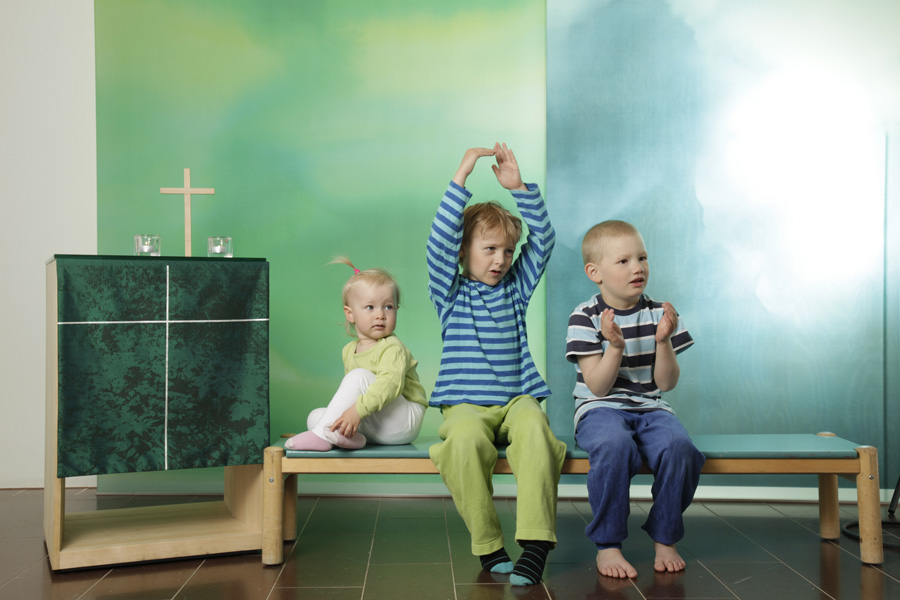 Lapset laulavat Lamppukaanonia Sebastoksen kappelissa.