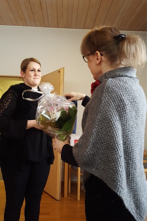 Vt. kirkkoherra Mimosa Mäkinen antaa lahjan Anna Kyyrölle 20 vuoden palveluksesta seurakunnassa.