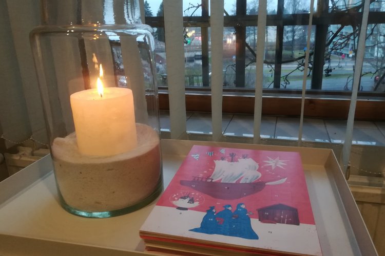 kynttilä ja joulukalenteri