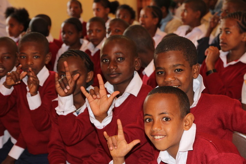 Etiopian Hosainan kuurojen koulun oppilaita.